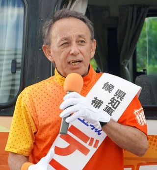 　沖縄県知事選告示後、初の週末を迎え、街頭演説する玉城デニー氏＝２９日午後、那覇市