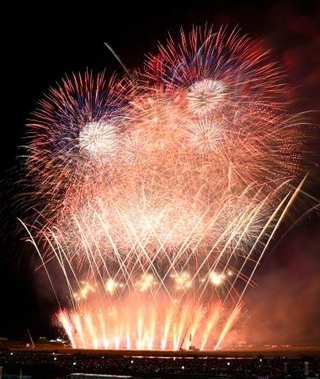 　第９８回全国花火競技大会で打ち上げられた色鮮やかな花火＝２９日夜、秋田県大仙市（多重露光）