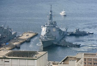 　長崎県の佐世保基地に帰港する海上自衛隊のイージス艦「ちょうかい」＝３０日午前、長崎県佐世保市