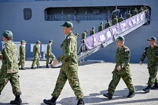 　インドネシアでの消火活動のため海上自衛隊の輸送艦「くにさき」に乗り込む自衛隊員＝３０日午前、広島県呉市