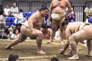 　大相撲夏巡業のぶつかり稽古で輝（右）に胸を出す大の里＝アリーナ立川立飛