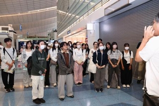 　スイス・ジュネーブを訪問する「高校生平和大使」の出発式＝３０日午前、羽田空港