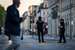 　スイス・アーラウの市街地を巡回する警察官ら＝３０日（Ｍｉｃｈａｅｌ　Ｂｕｈｏｌｚｅｒ／Ｋｅｙｓｔｏｎｅ提供・ＡＰ＝共同）