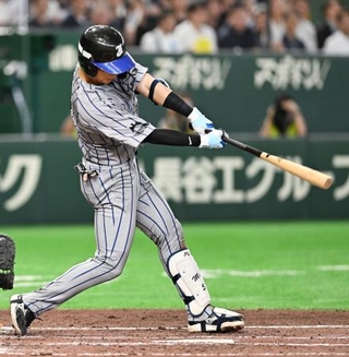　トヨタ自動車戦の４回、ＪＦＥ西日本・原が２点打を放つ＝東京ドーム