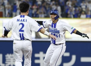 　９回、サヨナラ打を放ち大喜びのＤｅＮＡ・蝦名（右）＝横浜