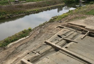　京都市伏見区の桂川西岸の遺跡で見つかった、「中世淀城」の一画と考えられる堀の遺構＝４月（市埋蔵文化財研究所提供）