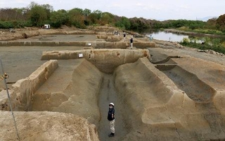 　京都市伏見区の桂川西岸の遺跡で見つかった、「中世淀城」の一画と考えられる堀の遺構＝４月（市埋蔵文化財研究所提供）