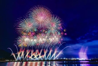 　昨年の「やつしろ全国花火競技大会」＝２０２５年１０月、熊本県八代市（実行委員会提供）