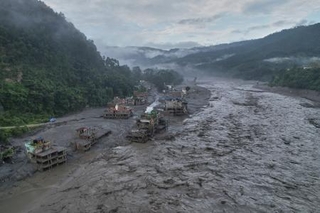 　洪水が発生した後の川＝３０日、ネパール中部ヌワコト郡（ＡＰ＝共同）