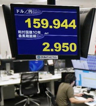 　１ドル１５９円台後半を付けた円相場と２・９５０％となった新発１０年債の利回りを示すモニター＝３１日午前、東京都港区の外為どっとコム