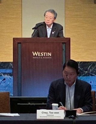 　「日韓商工会議所首脳会議」であいさつする日本商工会議所の小林健会頭＝３１日午前、仙台市