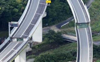 　地震の影響で橋梁（きょうりょう）や道路が損傷した南九州自動車道＝７月２９日、熊本県八代市（共同通信社ヘリから）
