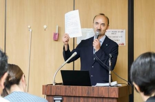 　ウイグル族男性の証言を紹介する日本ウイグル協会の担当者＝３１日午前、東京都千代田区