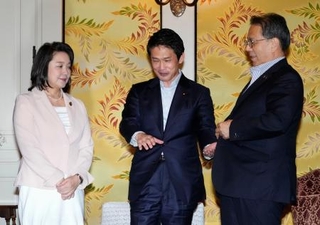 　記者団への取材対応を終え、席を立つ（左から）公明党の竹谷代表、中道改革連合の小川代表、立憲民主党の水岡代表＝３１日午後、国会