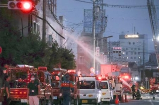 　伊勢神宮外宮近くの明倫商店街の火災で、消火活動する消防隊員＝３１日午後６時３０分ごろ、三重県伊勢市