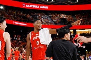　カタールに勝利し、笑顔の八村＝トヨタアリーナ東京