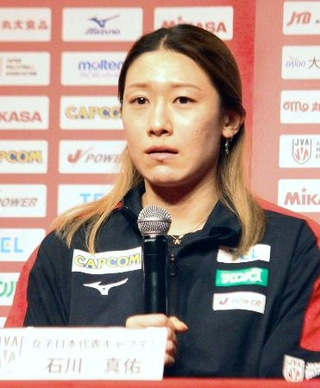 　バレーボール女子のアジア選手権から帰国し、記者会見する日本代表主将の石川＝３１日、羽田空港