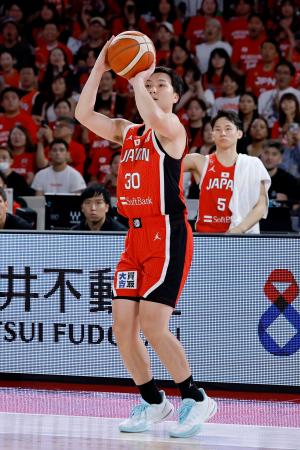 　日本-カタール　第１クオーター、３点シュートを決める富永＝トヨタアリーナ東京