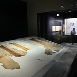 　「キトラ古墳壁画体験館　四神の館」に展示された壁画「白虎」（左）＝奈良県明日香村