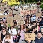　ウクライナ・キーウでデモ行進する人たち＝７月３１日（共同）