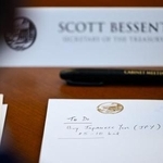 　米東部時間７月３１日午前１１時半過ぎに撮影された、日本円購入と書かれたベセント財務長官の手元のメモ＝ワシントン近郊（ロイター＝共同）
