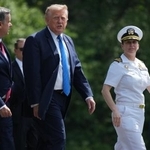 　米ワシントン近郊キャンプデービッドでの閣議を終えたトランプ大統領（中央）＝７月３１日（ゲッティ＝共同）