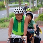 　北海道に向け小学生たちと自転車を走らせる多田羅等さん＝１日午前、大阪府東大阪市