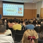 　東野圭吾さん原作の映画「ナミヤ雑貨店の奇蹟」の上映会に集まった中国人ファンら＝７月３１日、中国・上海市（共同）