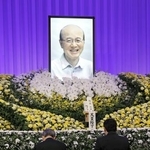 　杉田和博元官房副長官のお別れの会で手を合わせる参列者＝１日午前、東京都千代田区