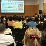 　東野圭吾さん原作の映画「ナミヤ雑貨店の奇蹟」の上映会に集まった中国人ファンら＝７月３１日、中国・上海市（共同）