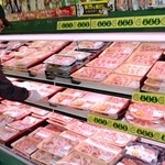 　スーパーの精肉売り場＝７月、東京都練馬区のアキダイ関町本店