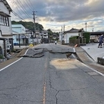 　道路を横切るように現れた断層。手前と奥で段差ができている＝７月２９日、熊本県宇城市（熊本大鳥井真之特任准教授提供）