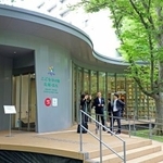 　北海道大札幌キャンパスで開館した図書館「こども本の森」＝１日午前、札幌市