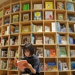 　北海道大札幌キャンパスの図書館「こども本の森」の本棚＝１日午前、札幌市