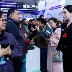 　博覧会で展示されたＡＩが搭載された人型ロボット（手前右）＝３月、北京（共同）
