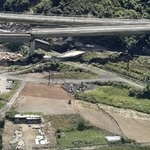 　地震の影響で段差ができた熊本県八代市の南九州自動車道（上）の３Ｄ画像から。周辺の地面では断層がずれた様子も確認できる。７月３１日の空撮画像を基に作成した