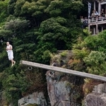 　「伊崎の棹飛び」で琵琶湖に飛び込む僧侶＝１日午後、滋賀県近江八幡市