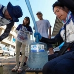 　熊本県宇城市役所の給水作業＝１日午前８時３１分