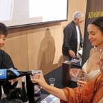 　日本酒試飲会の参加者に酒を注ぐ木屋正酒造の関係者（左）＝７月３１日、米ロサンゼルス（共同）