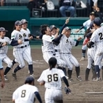 　２年ぶり５度目の優勝を果たし、喜ぶ神戸弘陵ナイン＝甲子園