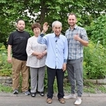 　ウクライナから来日した孫のデニスさん（右端）と写真に納まる降籏英捷さん（右から２人目）ら＝７月、北海道旭川市
