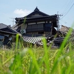 　熊本県八代市で倒壊した家屋＝１日午前１０時２４分