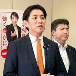 　記者団の取材に応じる自民党の小林政調会長＝１日午後、長崎県佐世保市