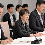 　熊本地震に伴う非常災害対策本部会議で発言する高市首相（手前から２人目）＝１日午後、首相官邸