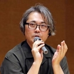　講演する漫画家の武田一義さん＝１日午前、青森県弘前市の弘前大