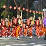 　「盛岡さんさ踊り」が開幕し、華やかな舞を披露する踊り手たち＝１日午後、盛岡市