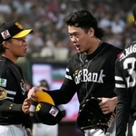 　７回無失点で７勝目を挙げたソフトバンクの上茶谷（右）＝楽天モバイルパーク
