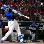 　５回中日２死、細川が右中間にこの試合２本目の本塁打を放つ＝マツダ
