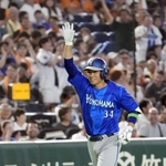 　２回、先制の満塁本塁打を放ち、笑顔で本塁に向かうＤｅＮＡ・宮下＝東京ドーム