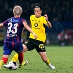 　ＦＣ東京-ドルトムント　後半、攻め込むドルトムントの山本（右）＝ＭＵＦＧ国立